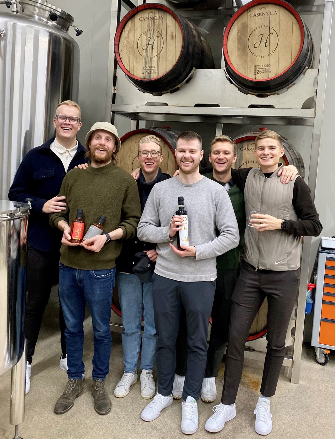 Gestir í heimsókn hjá Hovdenak Distillery