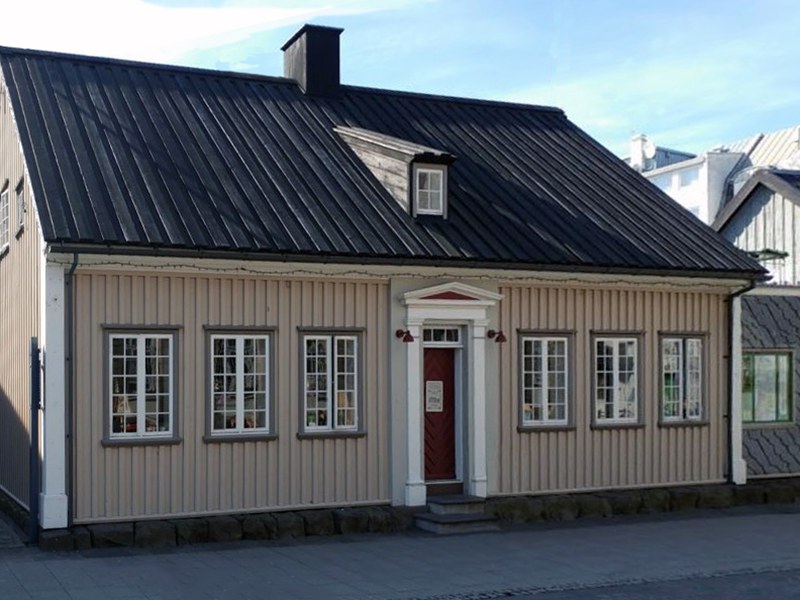 Austurstræti 22 í dag, endurbyggt í upprunalegri mynd eftir brunann 2007.